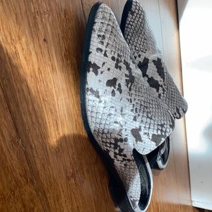 Shellys London Slip on mule leather snake skin black and white